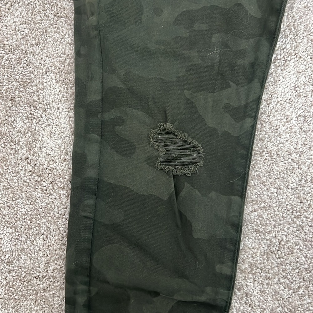 camo pants‎ with distressing - Picture 3 of 5